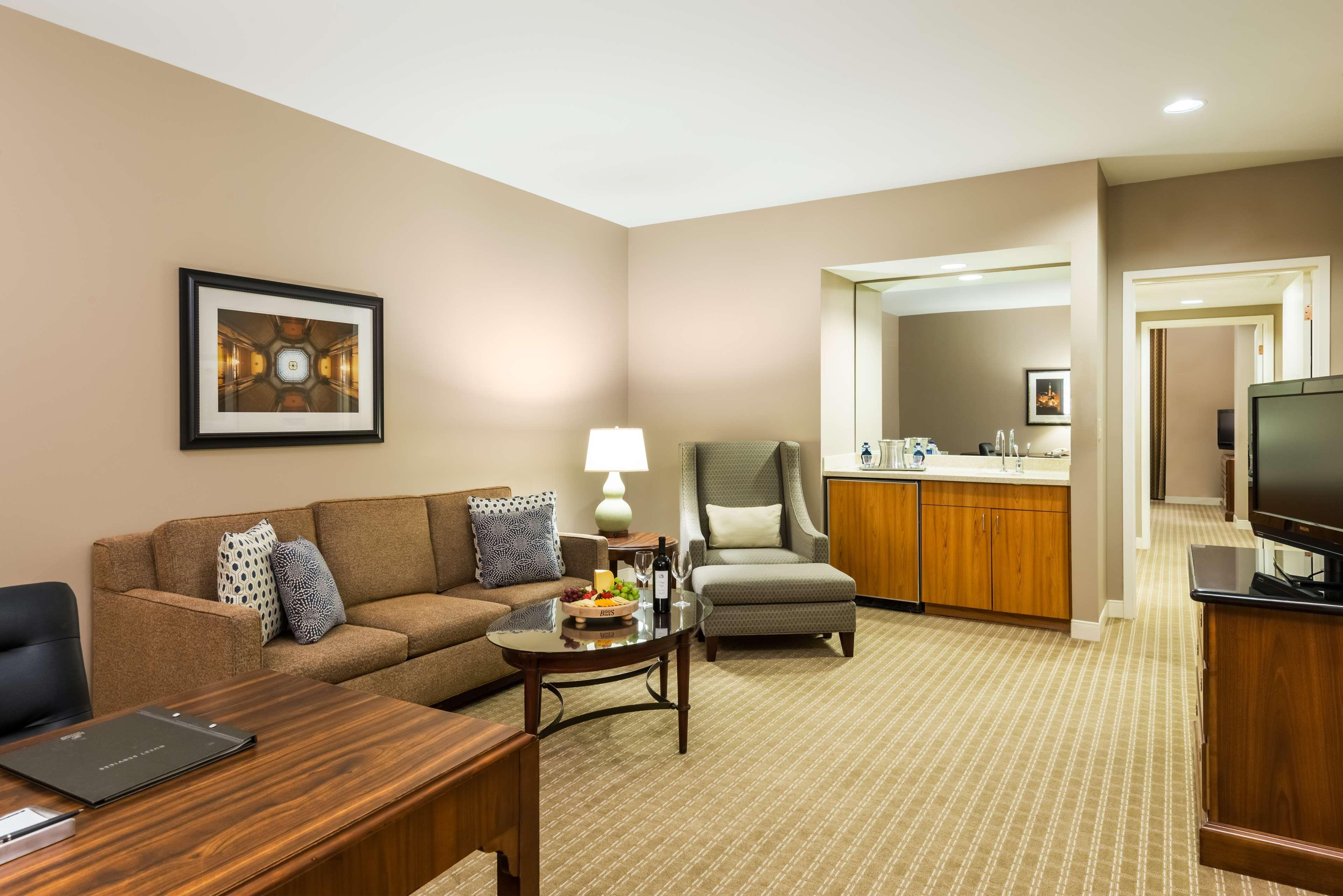 Hilton Indianapolis Hotel & Suites Exterior foto
